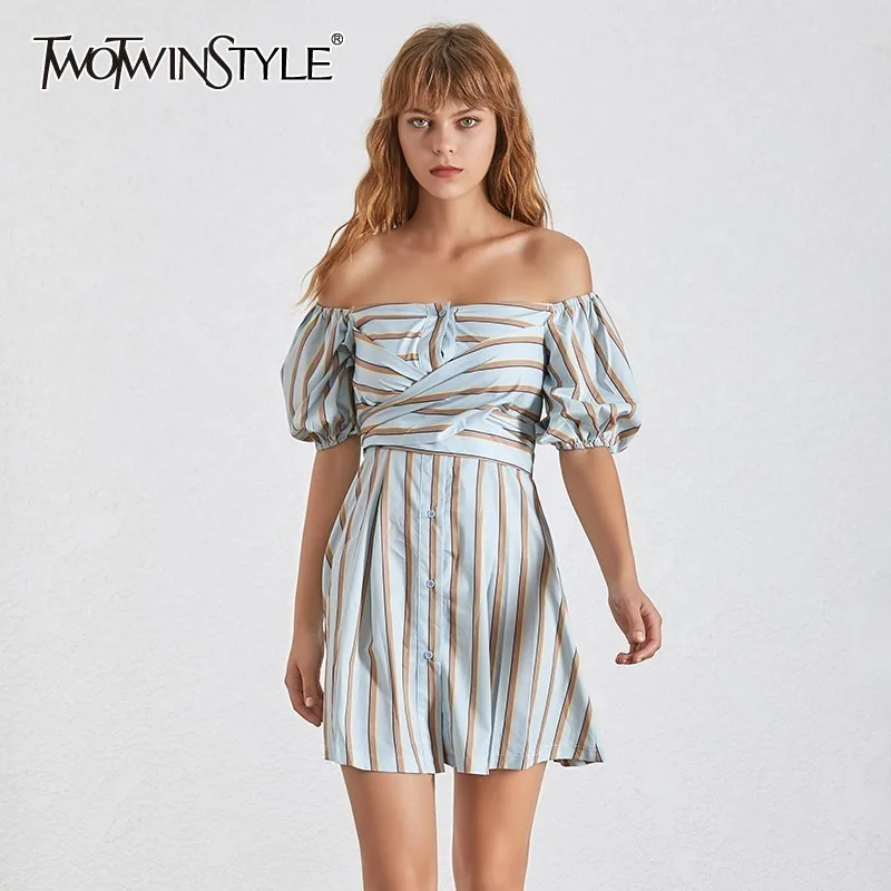 Платье в полоску TWOTWINSTYLE асимметричное платье с коротким рукавом и высокой талией