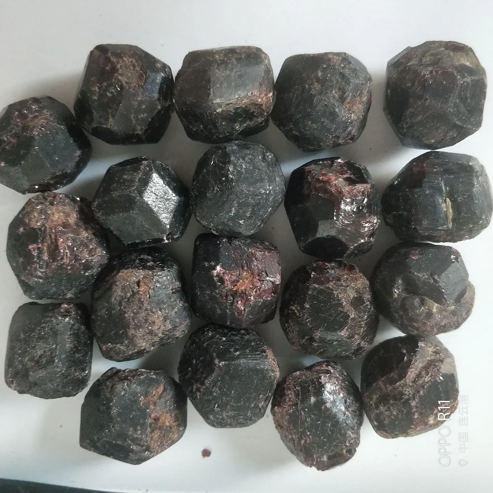 Натуральный гранат оригинальный камень большие частицы винно-красного цвета