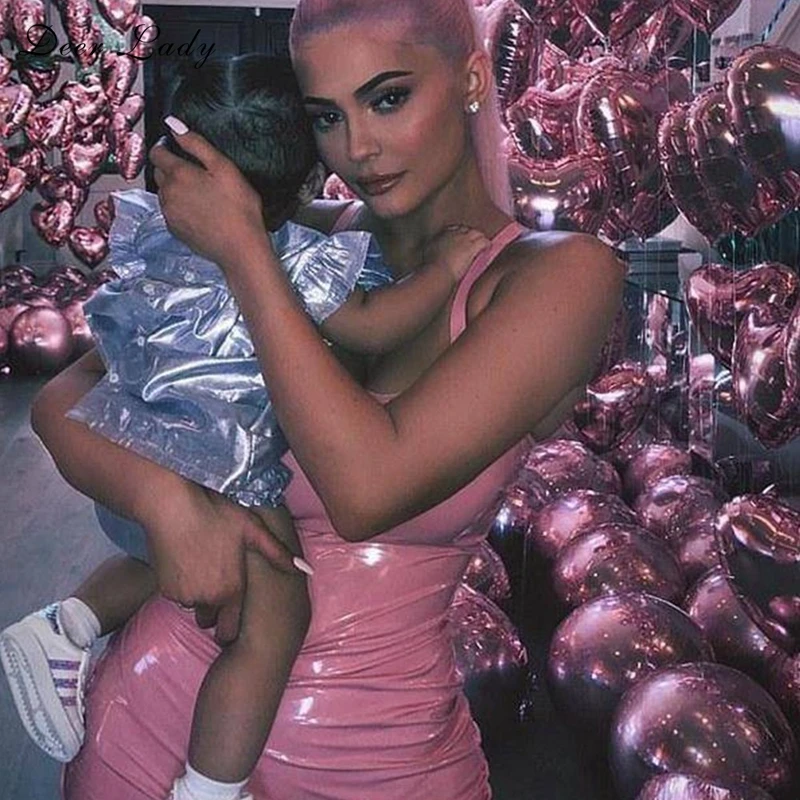 Женское вечернее платье с оленем розовое облегающее на бретельках без рукавов