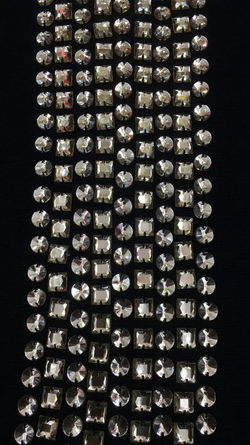 Женское черное платье с круглым вырезом и длинным рукавом облегающее вырезами