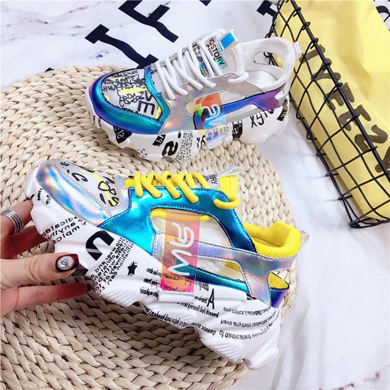 Кроссовки женские сетчатые на толстой подошве дышащие сникерсы с граффити