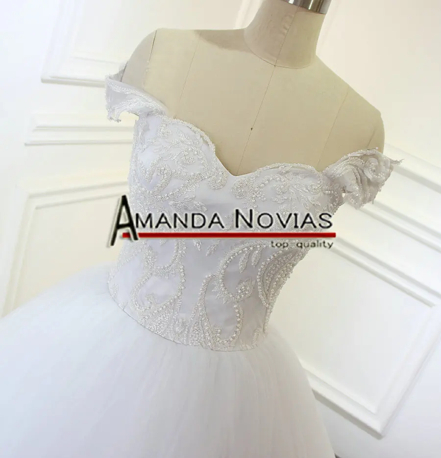 Свадебное платье на бретельках с открытыми плечами простое но Элегантное