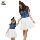 Платье для мамы и дочки, летняя семейная одежда 2021, платье для мамы и дочки, подходящая одежда, синее и белое платье для детей и женщин