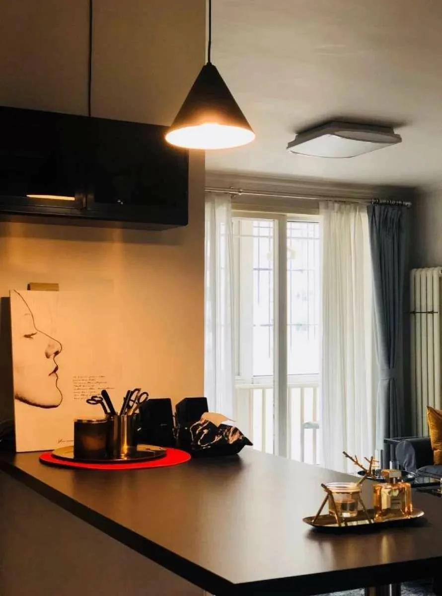 Современный светильник черный металлический длинный провод форма конуса