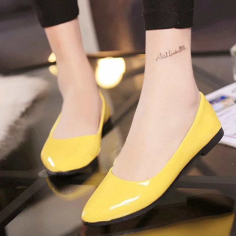 Женская обувь на плоской подошве с острым носком из лакированной кожи открытым