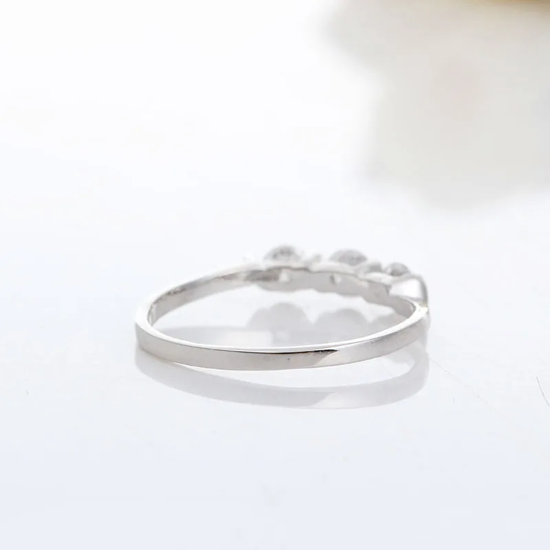 Женское кольцо с тремя круглыми камнями белого золота Помолвочные и свадебные