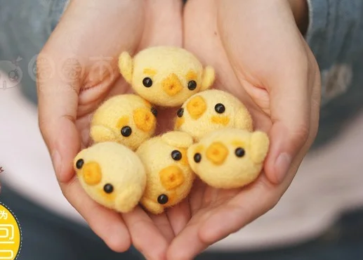 Деревянные отпариватель маленькими желтыми миньонами комплект в виде цыпленка