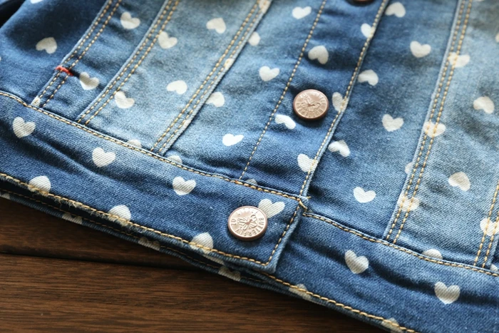 Джинсовая куртка для девочек с принтом в виде сердца | Детская одежда и обувь