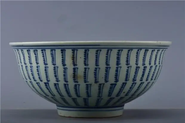 Коллекция антикварного фарфора китайская сине-белая чаша для долголетия.