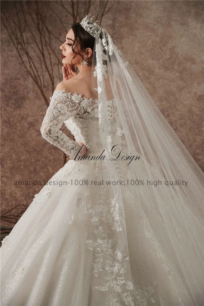 Свадебное платье с открытыми плечами и аппликацией Amanda Design пышное блестящее