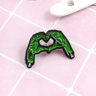 Брошь от руки к сердцу, зеленая эмалированная брошь от руки к сердцу, аксессуар для Хэллоуина, подарок, 2019, новый продукт