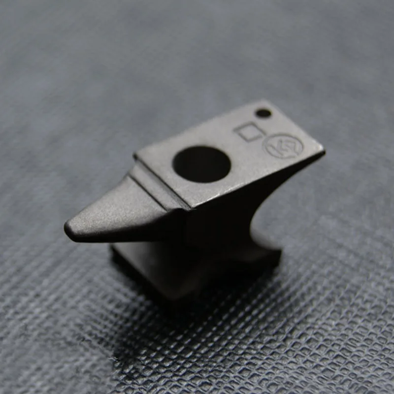 titanium alloy 1 шт. латунный титановый сплав мини Blacksmith Anvil игровая подставка для утюга нож бусины подвеска со шнурком брелок кольцо подвеска - Цвет: titanium alloy