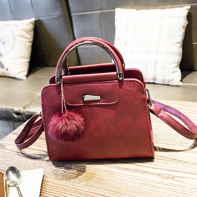 Популярная модная женская сумка через плечо из матовой кожи с пушистым шариком