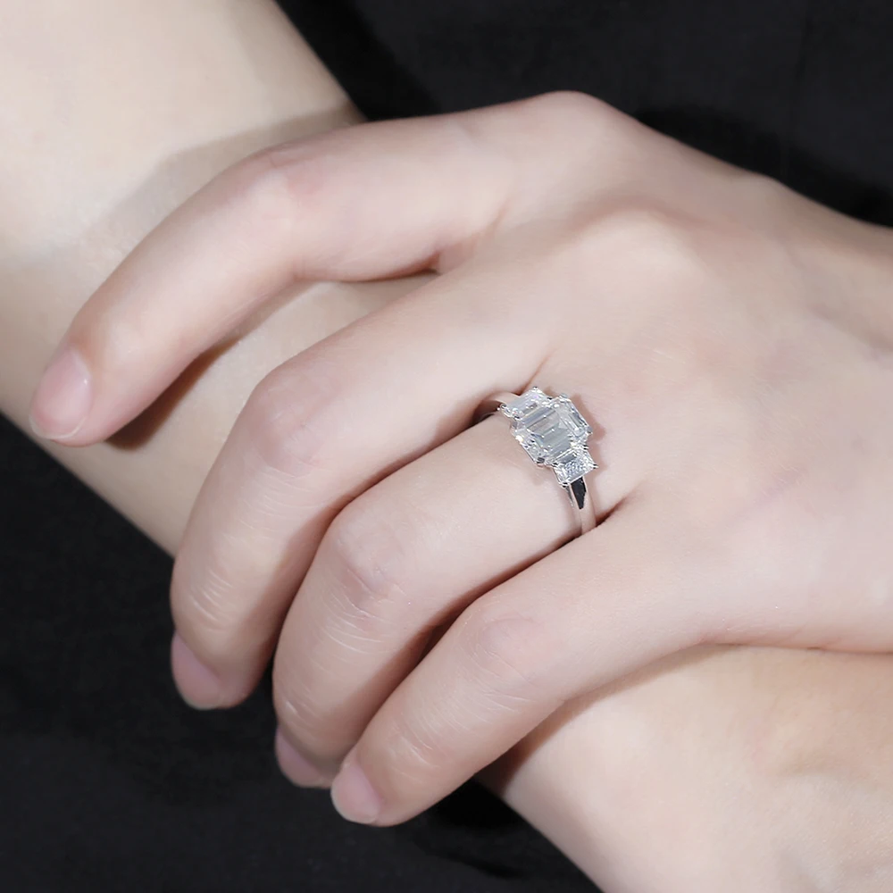 Кольцо для помолвки Transgems 18K 585 белое золото моиссанит центр 6X8mm F цвет изумруд 3