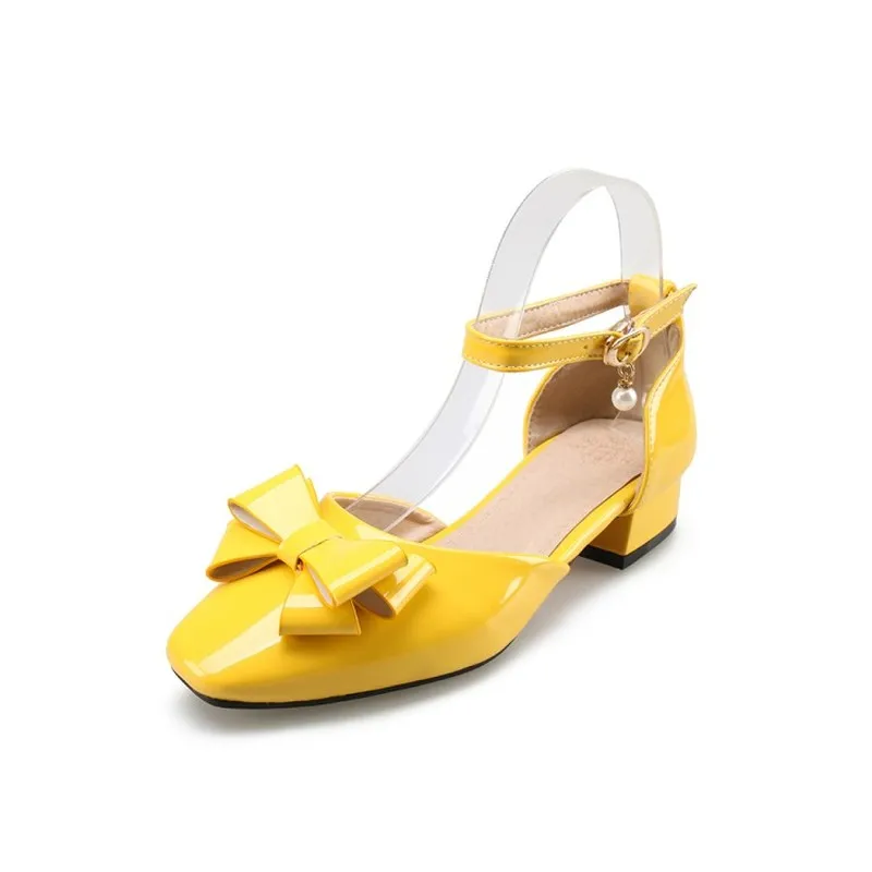 Женские босоножки из лакированной кожи на низком каблуке с пряжкой и открытым