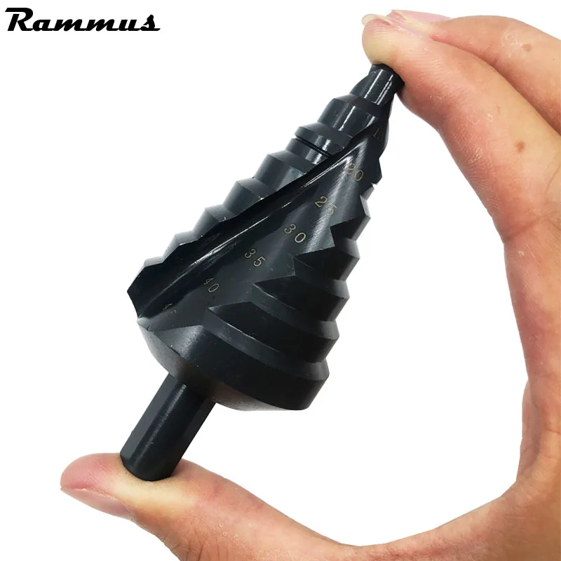 Комплект сверл по металлу лестничного типа HSS с нитридным покрытием диаметром от 10 до 45 мм для работы с древесиной.