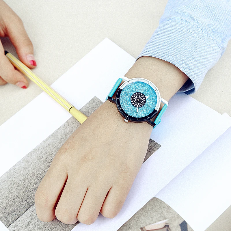 Часы наручные для мужчин и женщин классические цветные кварцевые с кожаным