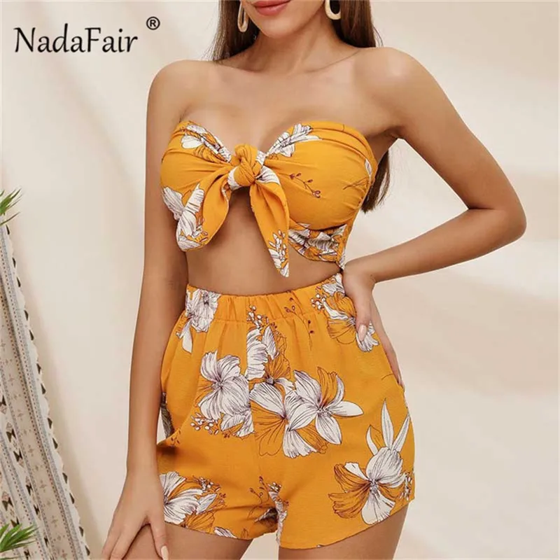Женский укороченный топ Nadafair желтый Мини шорты с цветочным принтом и крест