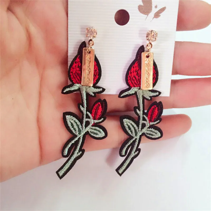 Модные асимметричные серьги ручной работы с вышитыми розами и жемчужинами |