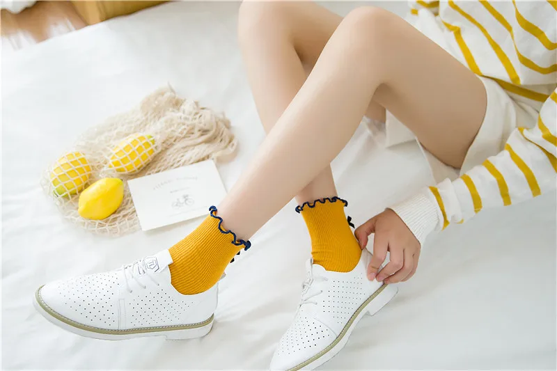 Летние забавные короткие носки из хлопка с бантом из ленты на пятке; Chaussette; женские короткие носки; цвет белый, желтый, красный, винный