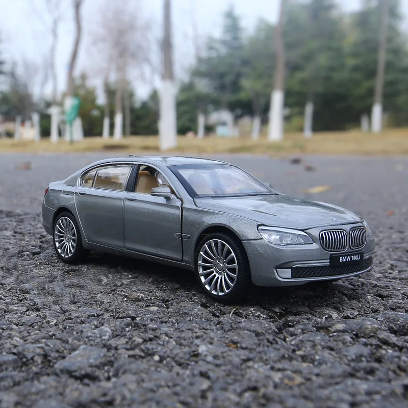 1:32 литой под давлением Электрический мигающий автомобиль со шкалой из сплава gld3