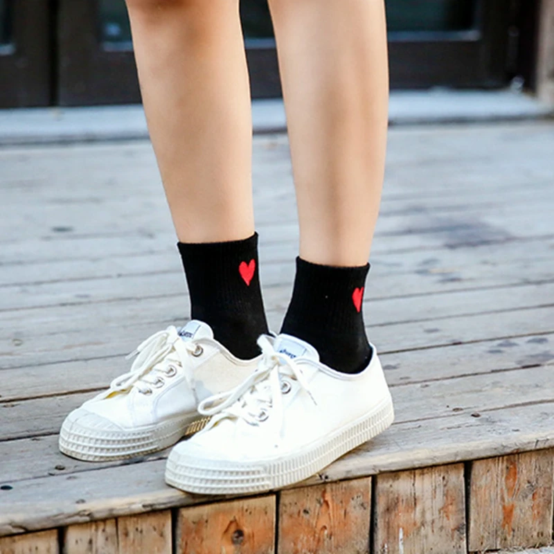 Хлопковые носки высокого качества с большим красным сердечком модные