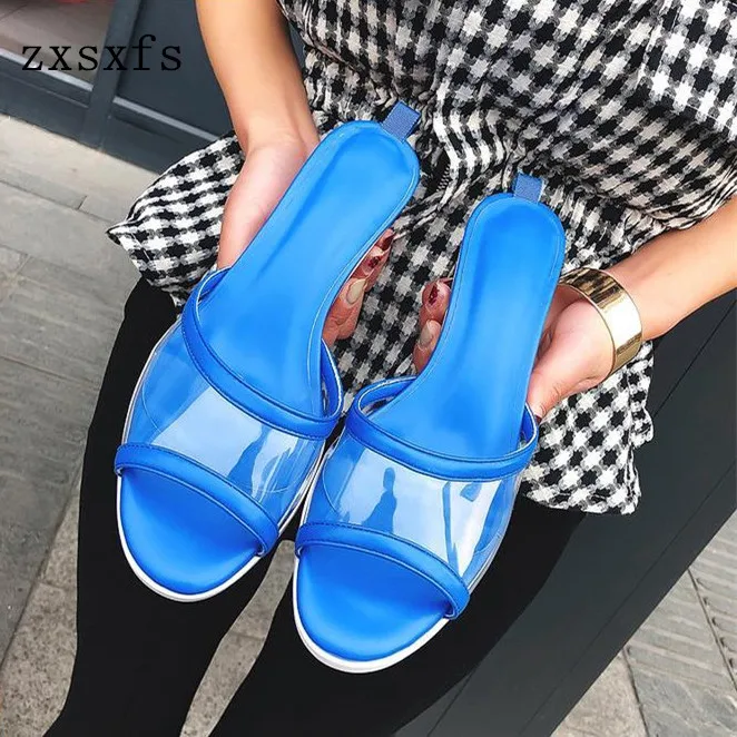 Модные женские шлепанцы ярких цветов синие кожаные тапочки на низком каблуке из