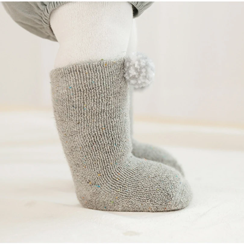 Calcetines largos hasta la rodilla con dise&ntilde;o de bola de felpa para beb&eacute;, medias de invierno para ni&ntilde;o y ni&ntilde;a, c&aacute;lidos para piernas, ropa de Navidad-1