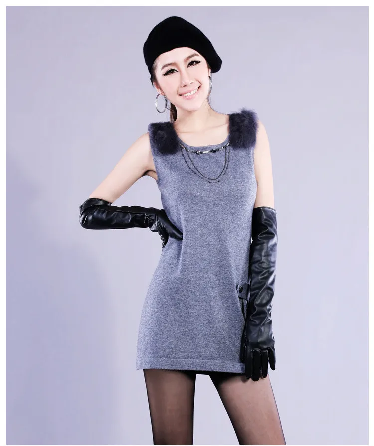 Пара зимних стильных перчаток сохраняющих тепло с рукавами-крылышками милыми