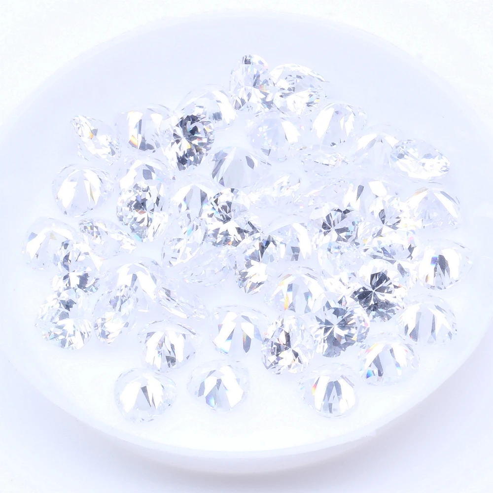 В форме сердца много размеров прозрачные кубические циркониевые камни