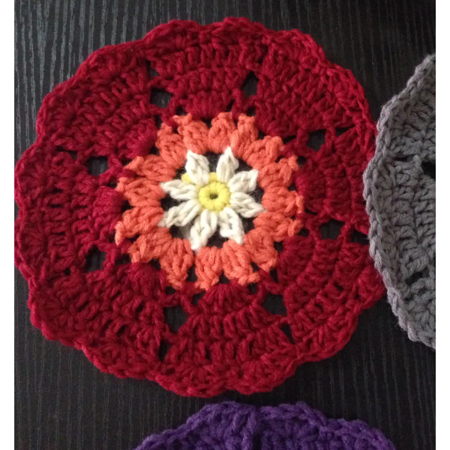 Украшение ручной работы вязанный цветочный подстаканник цвет шерсть Doilies круглый коврик для кофейных чашек 18 см 24 шт/партия свадебный подарок DIY реквизит