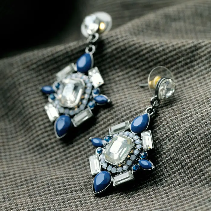 Серьги-гвоздики разных цветов простые украшения из полимерного стекла с