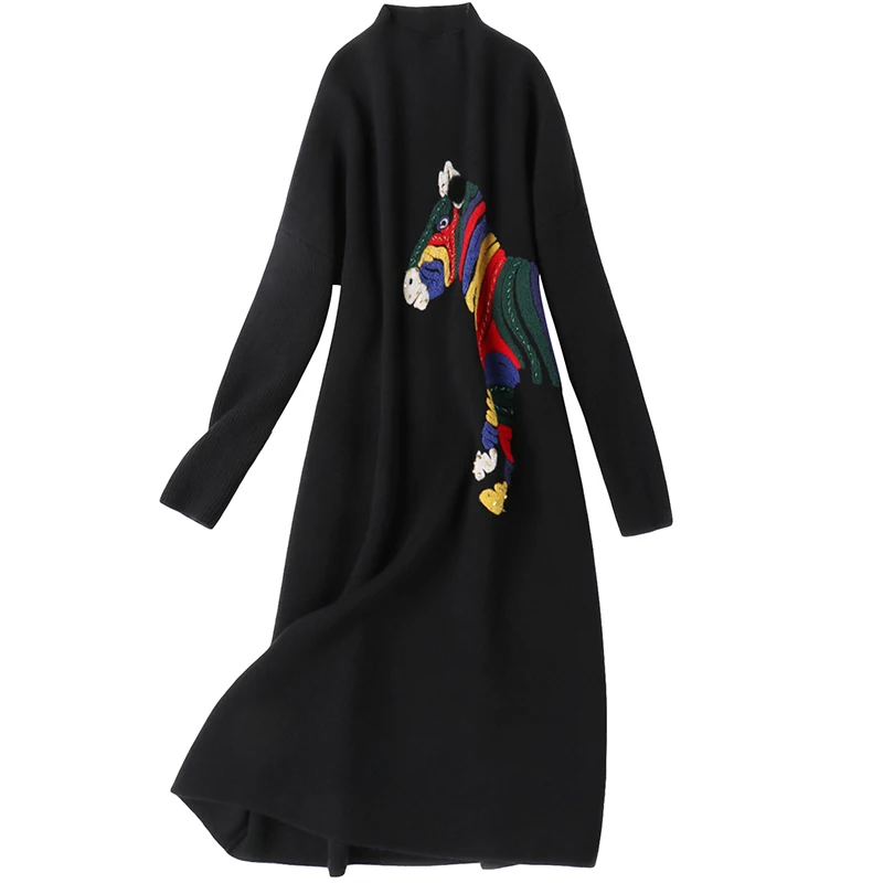 Осенне зимнее женское платье с рисунком лошади вышивка на груди черное Красное