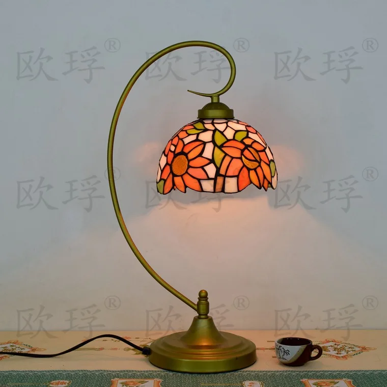 Настольная лампа Тиффани 10 дюймов с цветами телесного цвета в стиле кантри