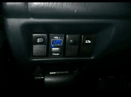 Автомобильное зарядное устройство с USB-интерфейсом и дисплеем напряжения для FORD /
