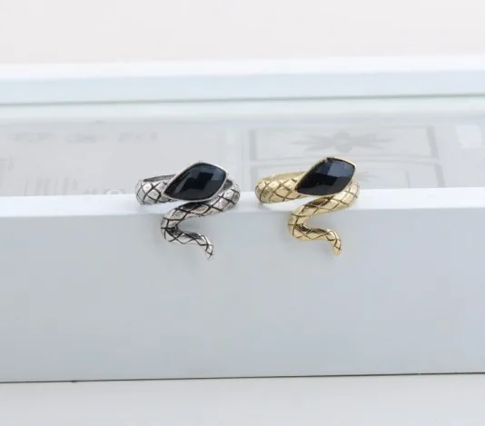 Мужское кольцо в виде змейки модное регулируемое из черного камня серебристого