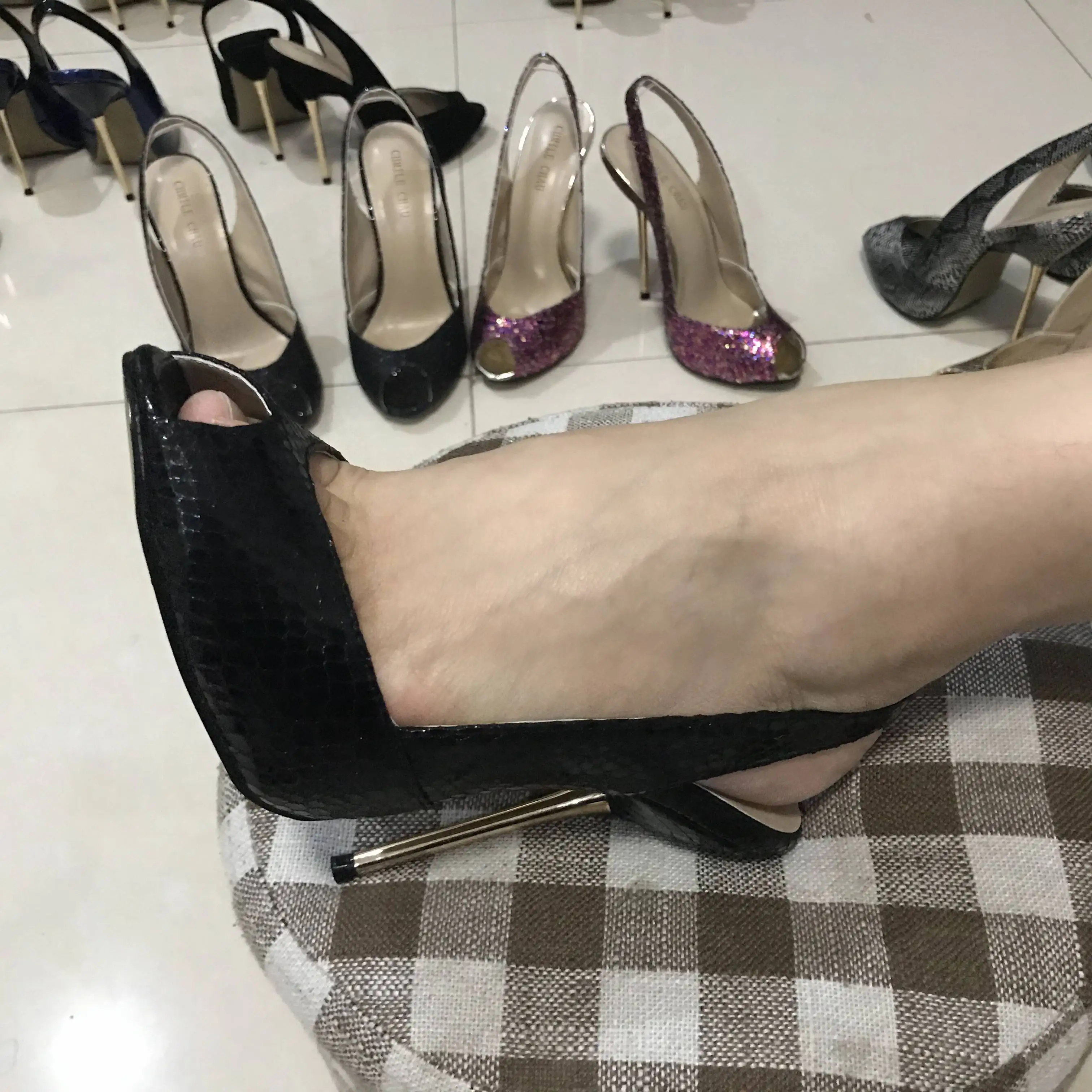 CHMILE CHAU/пикантные женские модельные туфли-лодочки для вечеринок; женские туфли с открытым носком на шпильке с ремешком на пятке; Escarpins Talons Femmes; 3845-g11