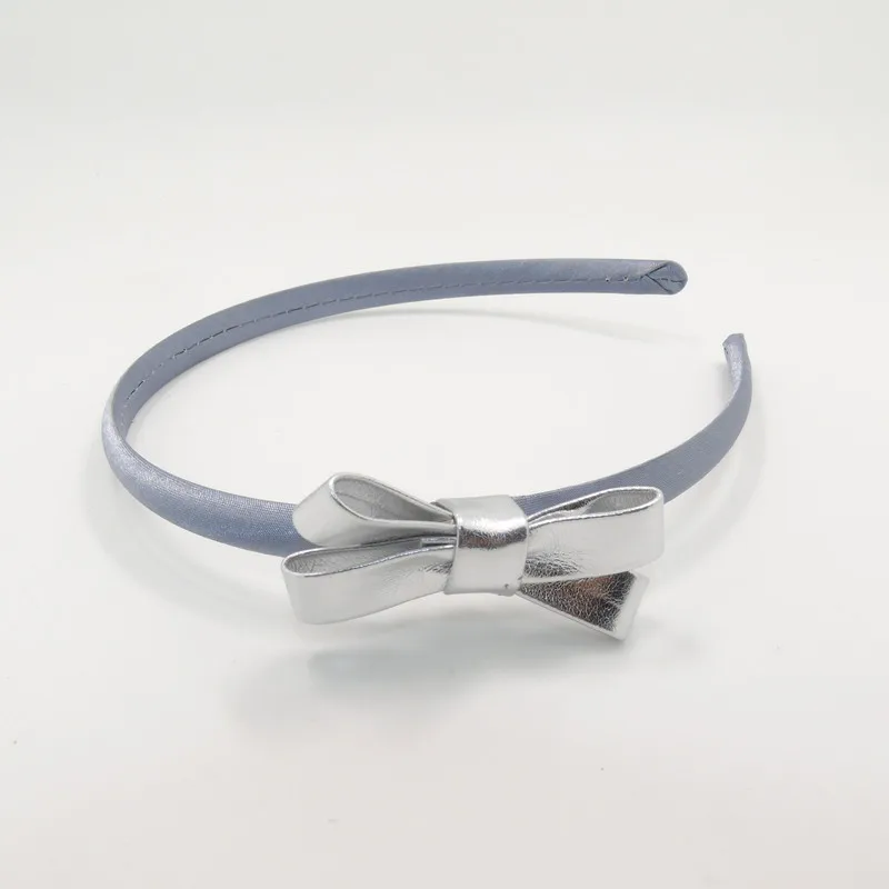 Повязка на голову из искусственной кожи с бантом золотистая/серебристая |