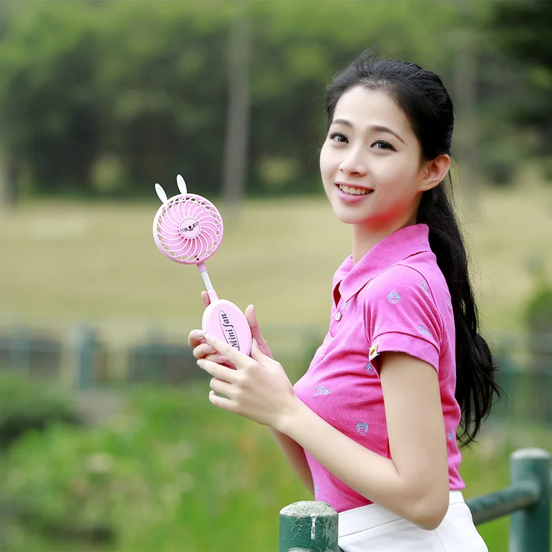 Миниатюрный переносной зеркальный вентилятор с ультра-тихим режимом работы, аккумулятором на литиевой основе, зарядным устройством Mini USB и красочным дизайном.