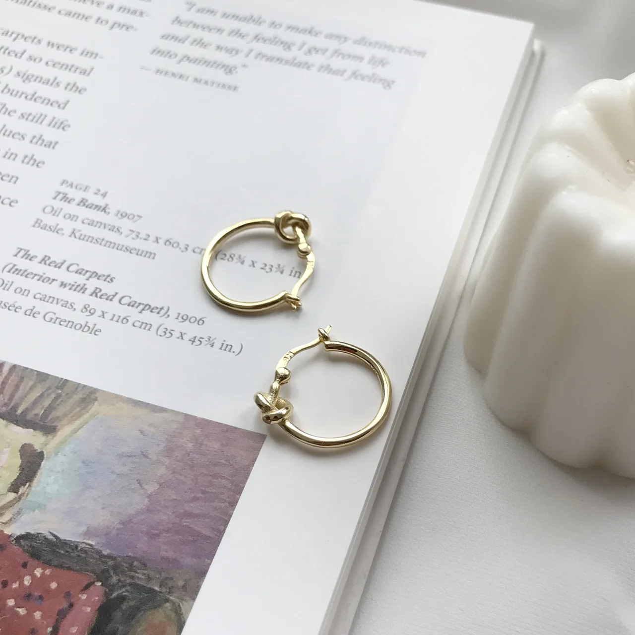 Серьги-кольца из серебра 925 пробы с узлом геометрической формы | Украшения и