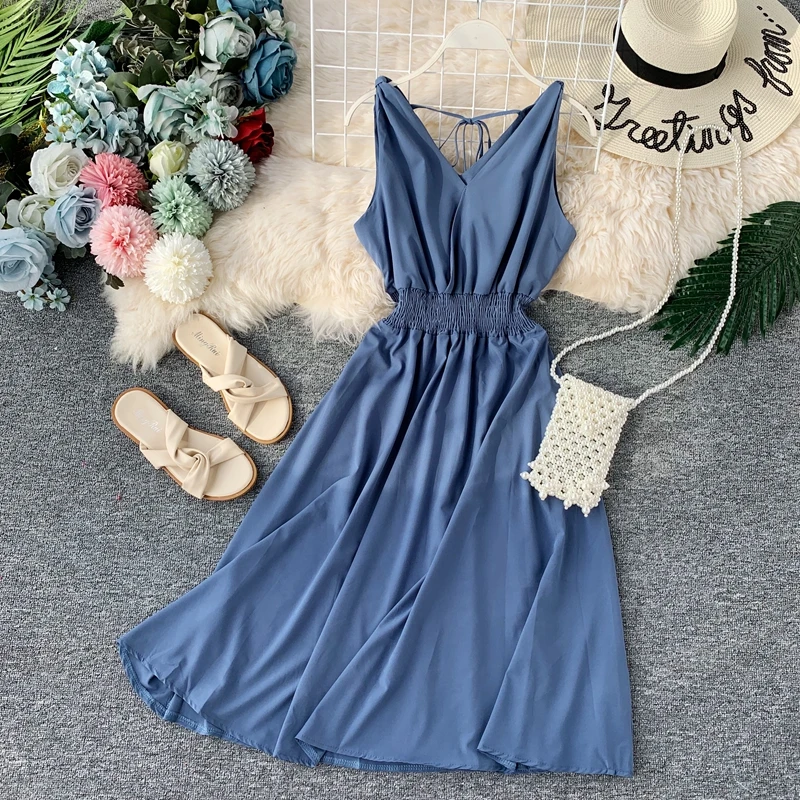 Женское платье на бретелях спагетти однотонное облегающее трапеция с V образным