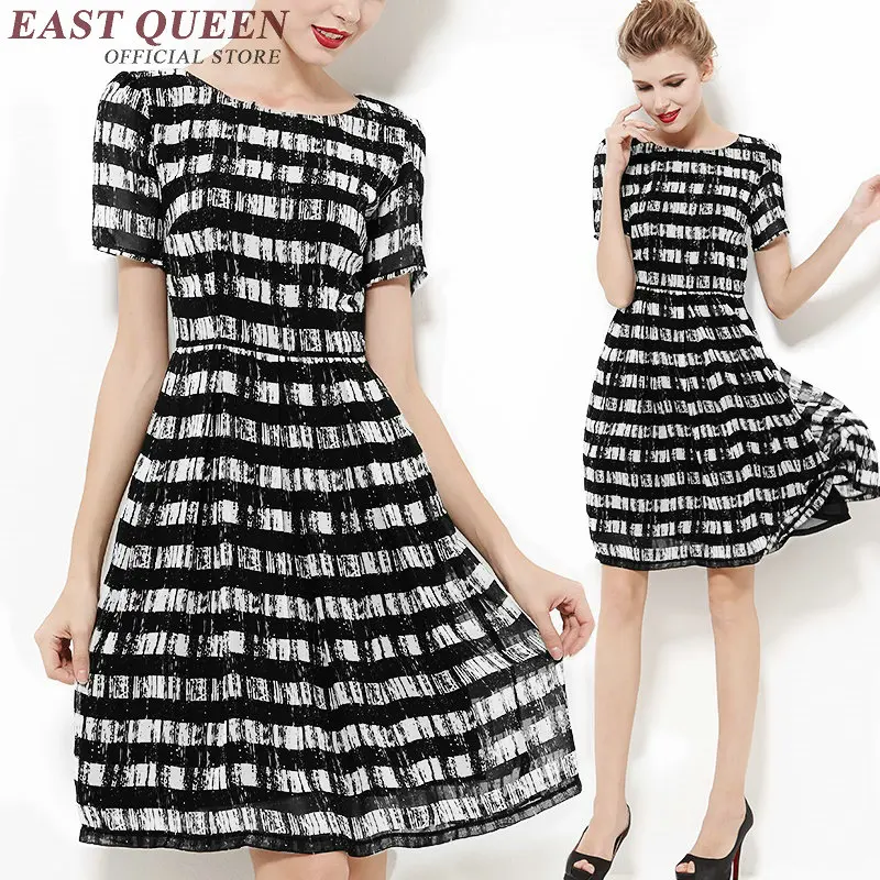 Женское платье в черно-белую полоску свободное драпированное с круглым вырезом