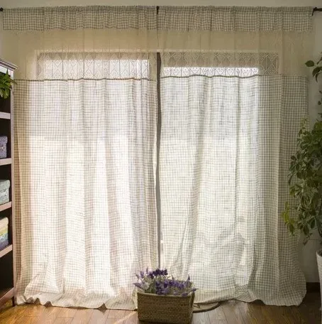 Маленькие клетчатые занавески в средиземноморском стиле для гостиной с