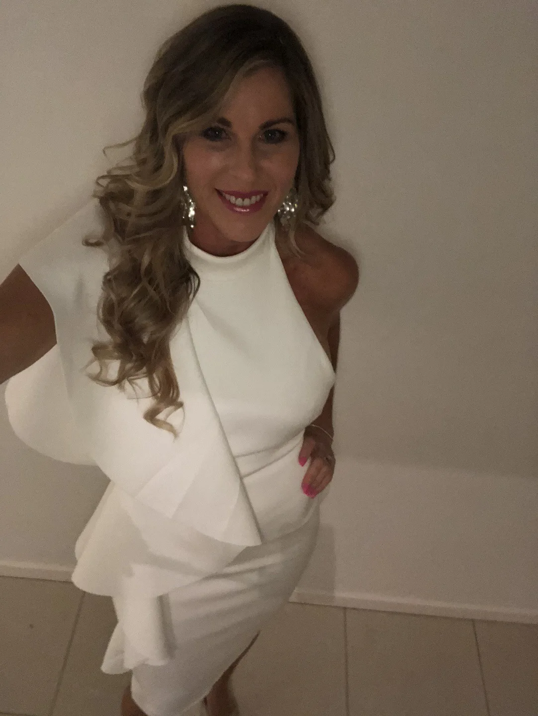 Женское платье без рукавов Белое Облегающее с оборками и высокой талией