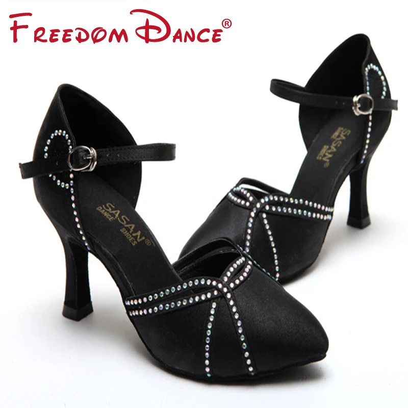 Качественные Женские атласные туфли с закрытым носком украшенные стразами для