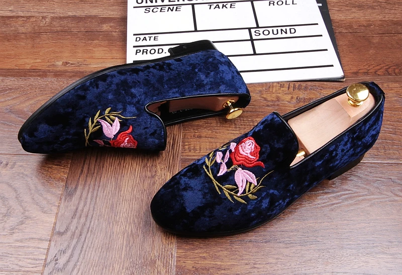Туфли женские бархатные с вышивкой лоферы на плоской подошве без застежки