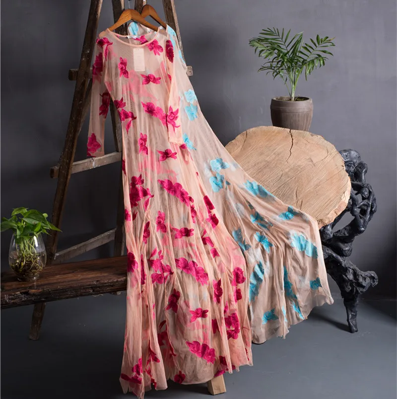 Женское платье с цветочной вышивкой бежевое Сетчатое макси круглым вырезом и