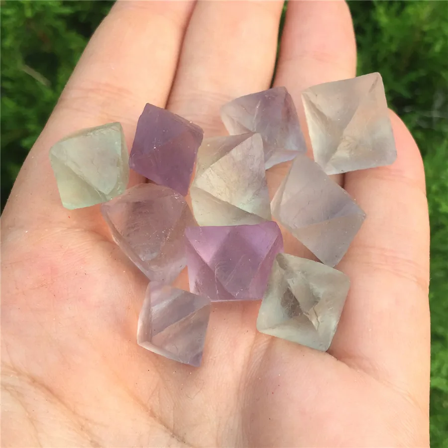 Маленький натуральный флюорит Восьмиядерный кристалл 100 г лечебный камень
