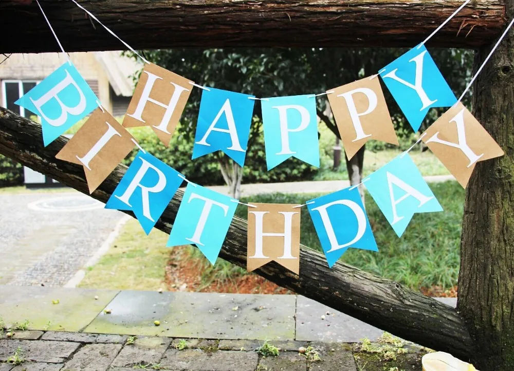 Висит синий &quotс днем рождения&quot бумажный баннер для вечеринки в честь Дня
