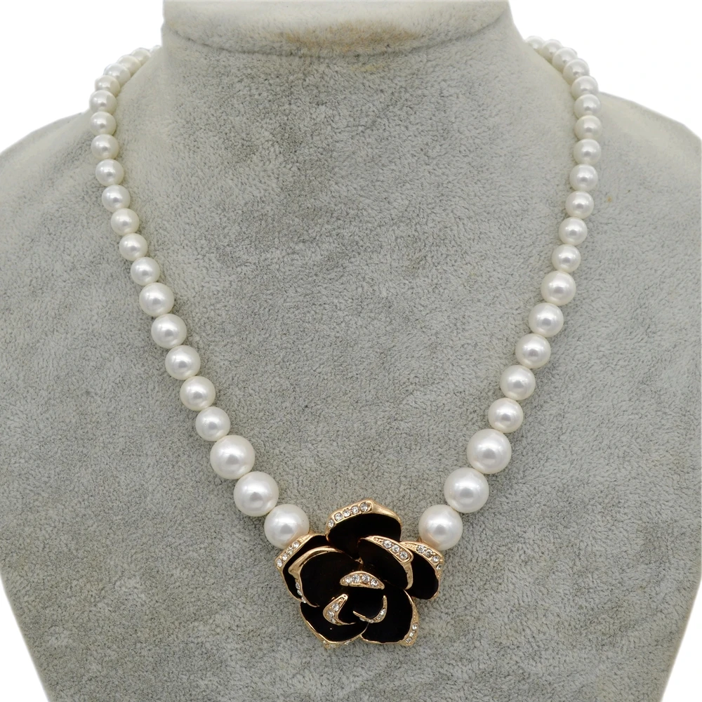 Золото Тон с белым жемчугом и камелии ожерелье кулоном в виде цветка |